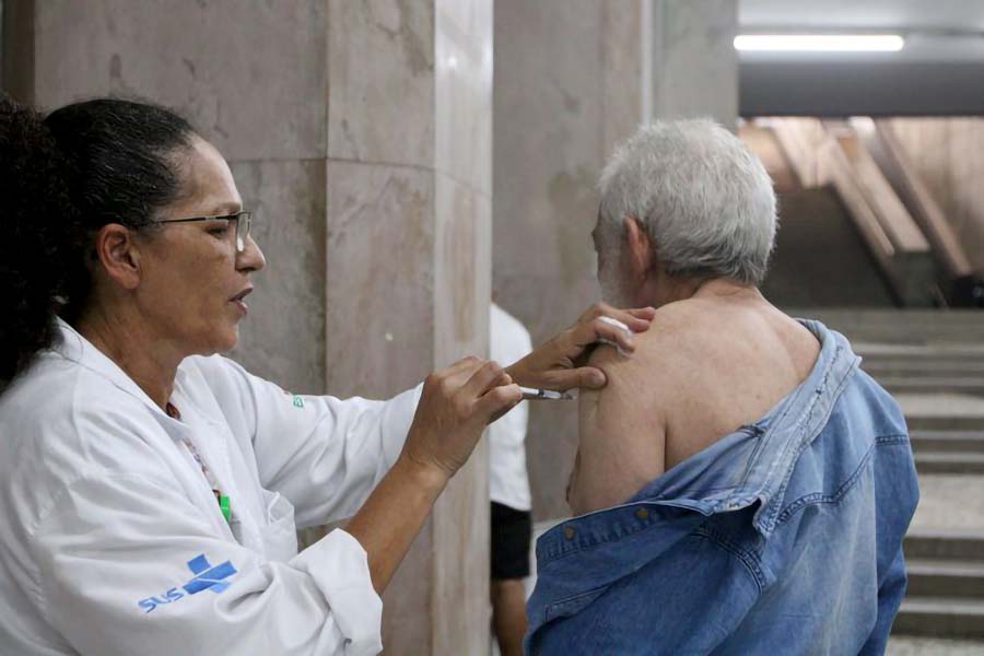 Aplicação da vacina bivalente contra a covid-19 no posto móvel de vacinação da Unidade Básica de Saúde - UBS — © Rovena Rosa/Agência Brasil
